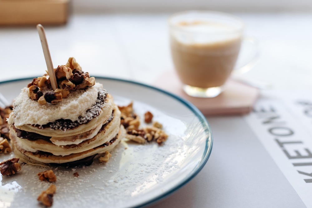 dulce en plato con cafe desenfocado de fondo